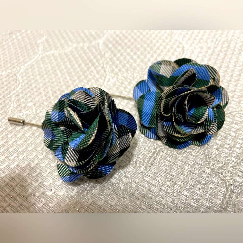2 flower lapel pins
